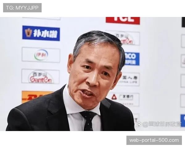 瞬间：教练挑战成功，改判后球队迅速布置了一个出其不意的边线球战术